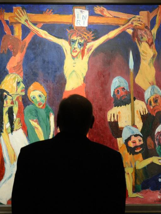 Ein Mann steht am im Städel Museum in Frankfurt am Main vor Emil Noldes Meisterwerk "Das Leben Christi (1911/12)".