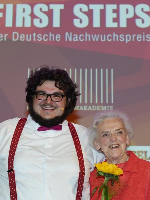 Der Moderator der 16. First Steps Awards, Axel Ranisch, mit seiner Großmutter
