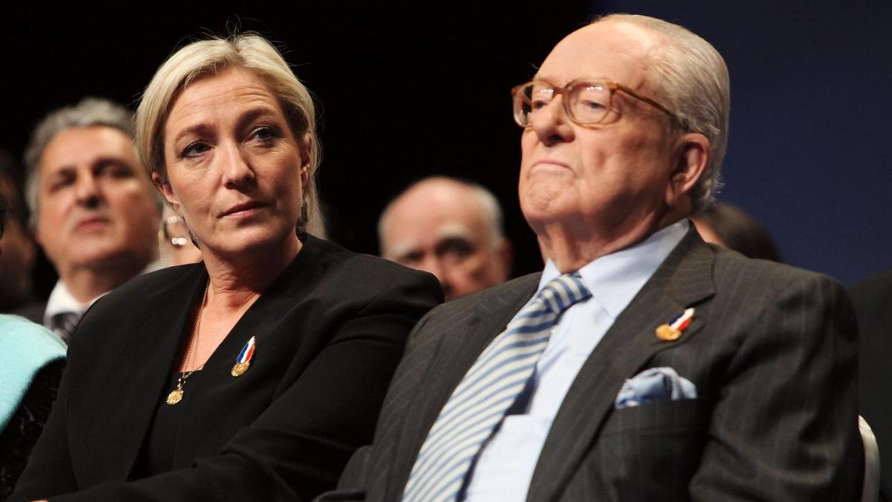 Marine Le Pen und ihr Vater Jean-Marie. Er schaut starr geradeaus, sie unfreundlich zur Seite.