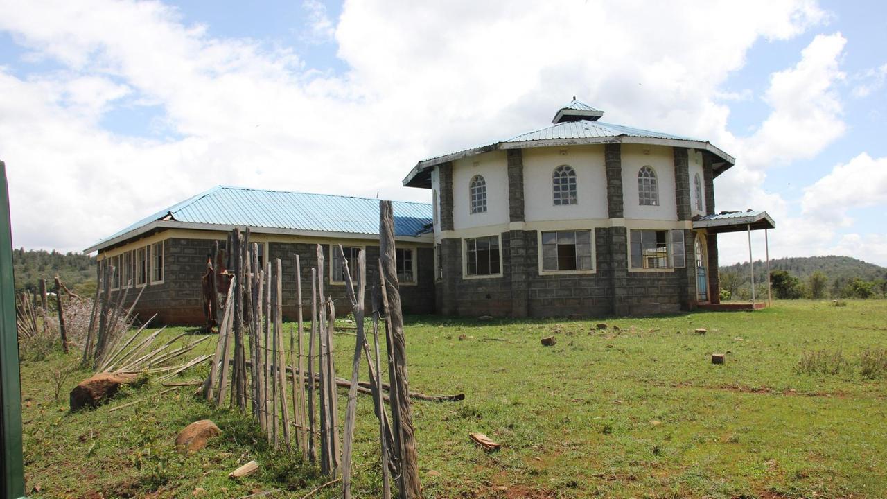 Die Schule des "Expo-Projekts" der Massai, Osiligi, steht und arbeitet noch, aber die Haupt-Probleme bestehen fort: Mega-Farmen verknappen den Weidegrund der Hirtenvölker.