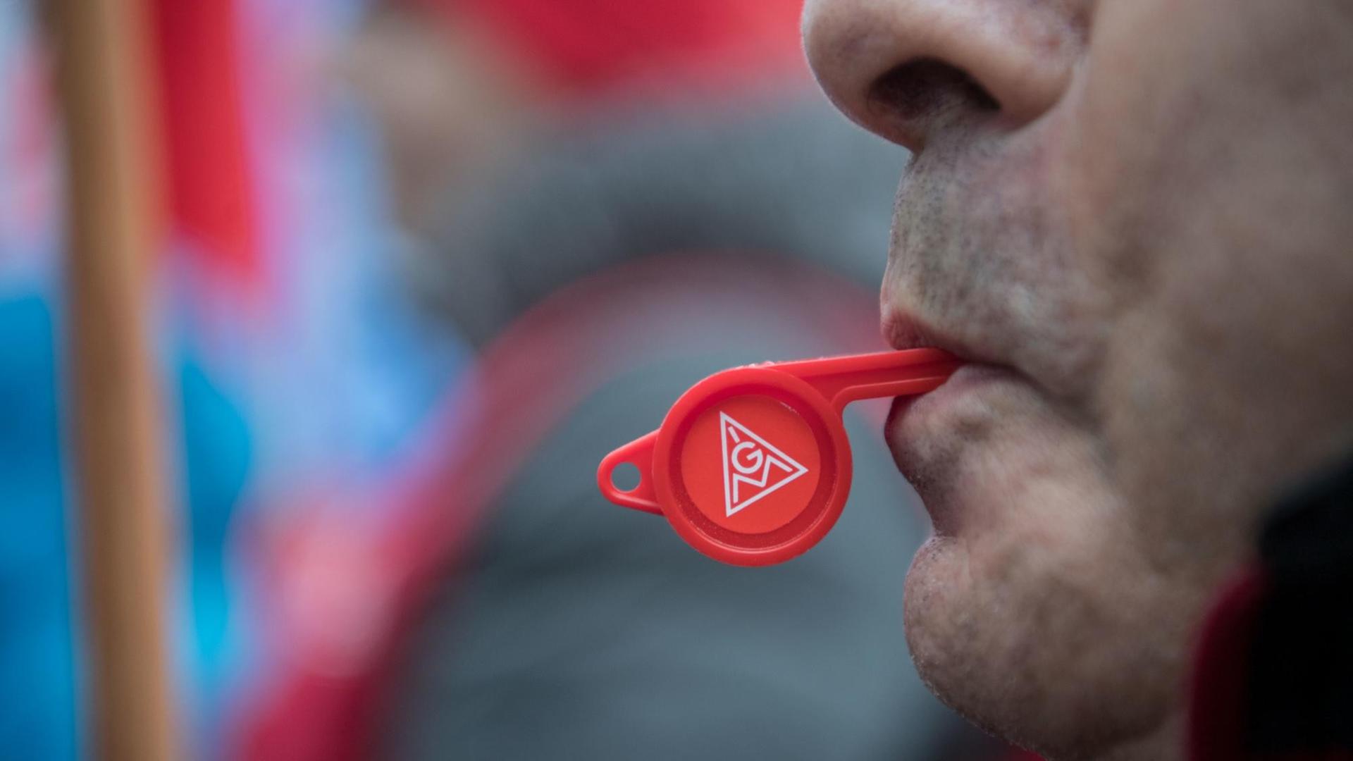 Ein Teilnehmer eines Warnstreiks bei der Daimler AG hat am 16.01.2018 während einer Kundgebung der IG Metall vor dem Mercedes-Benz Werk in Sindelfingen (Baden-Württemberg) eine Pfeife im Mund. Die Gewerkschaft fordert in der aktuellen Tarifrunde für die 3,9 Millionen Metaller sechs Prozent mehr Geld und die Option, die Arbeitszeit befristet auf 28 Wochenstunden senken zu können. Ein Teilnehmer eines Warnstreiks bei der Daimler AG hat am 16.01.2018 während einer Kundgebung der IG Metall vor dem Mercedes-Benz Werk in Sindelfingen (Baden-Württemberg) eine Pfeife im Mund. Die Gewerkschaft fordert in der aktuellen Tarifrunde für die 3,9 Millionen Metaller sechs Prozent mehr Geld und die Option, die Arbeitszeit befristet auf 28 Wochenstunden senken zu können.
