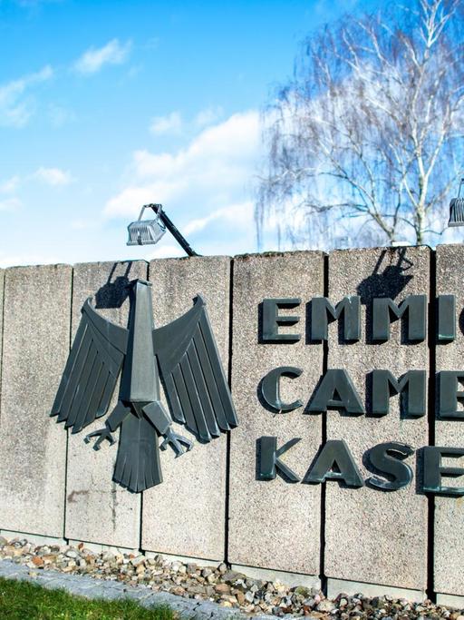 Der Schriftzug am Eingangstor der Emmich-Cambrai-Kaserne. Die Emmich-Cambrai-Kaserne in Hannover soll künftig den Namen eines in Afghanistan gefallenen Feldjägers tragen.