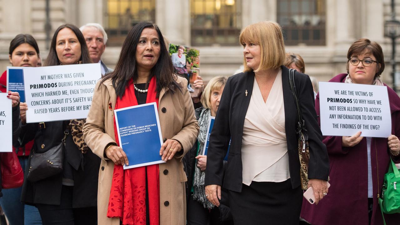 Eine Expertenarbeitsgruppe, darunter die Labour-Abgeordnete Yasmin Qureshi (4.v.l.), und Betroffene präsentieren im November 2017 einen Bericht zu Primodos in London. 