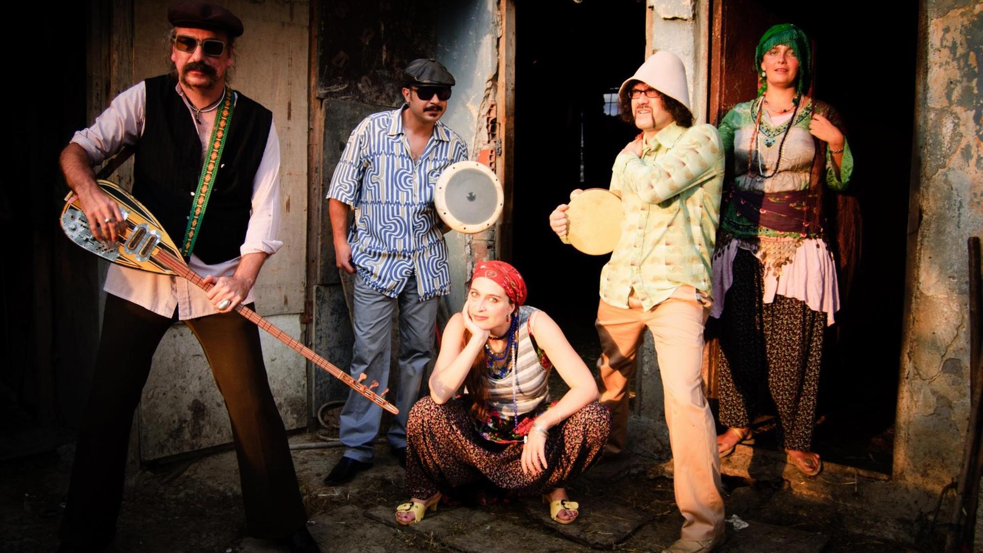 Die Band Baba Zula posiert im Jahr 2010 in einer Gecekondu (türkisch Bezeichnung für informell) -Siedlung in Istanbul. Die psychedelischen Folkrocker Baba Zula verschmelzen Tradition und Moderne.