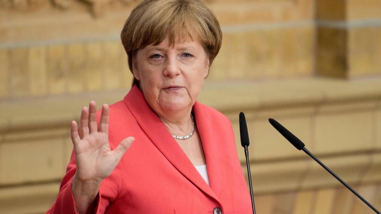 Bundeskanzlerin Angela Merkel steht an einem Rednerpult
