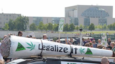 "Legalize it" steht am 08.08.2015 in Berlin bei der Hanfparade auf einem überdimensionalen Joint geschrieben.