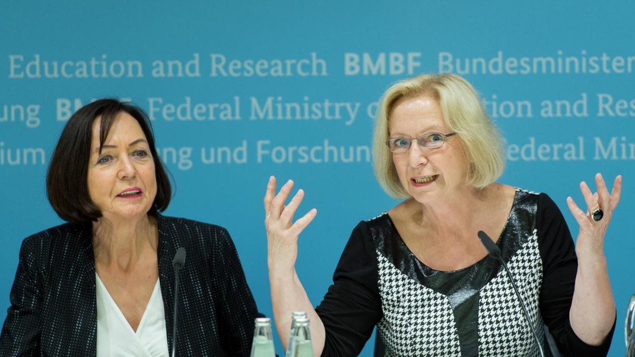 Die Bundesministerin für Bildung und Forschung, Johanna Wanka (r, CDU) und die Präsidentin des Deutschen Akademischen Austauschdienstes (DAAD), Margret Wintermantel stellen die Studie "Wissenschaft weltoffen 2015" vor.