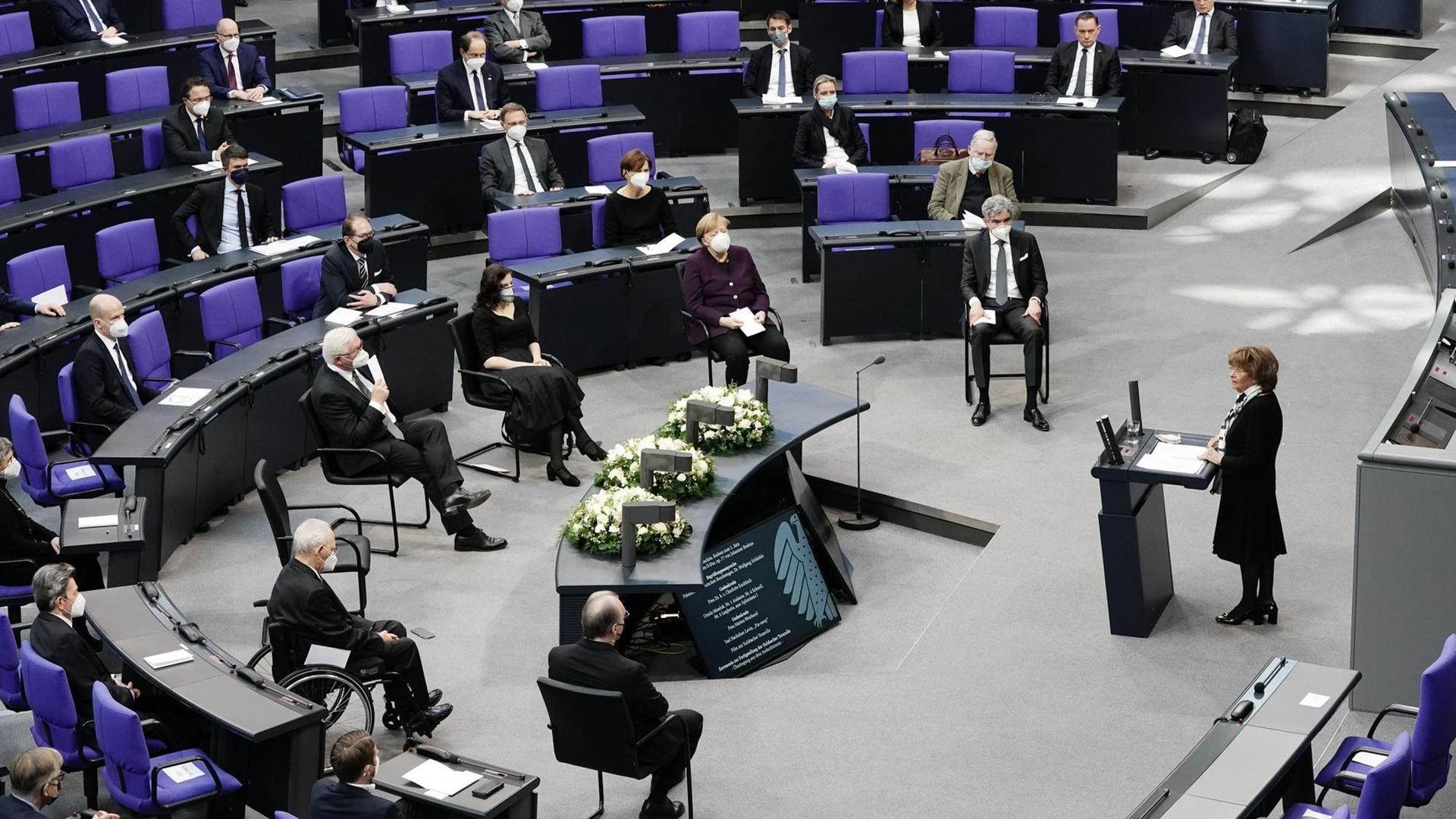 Der Bundestag in Berlin erinnert an die Opfer von dem Holocaust.