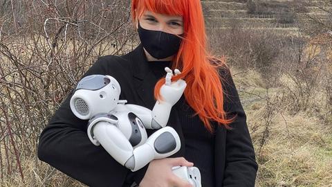 Der humanoide Roboter NAO geht auf Rundreise durch Europa und macht auch im Goethe-Institut Slowakei Station.Das Gewinnerpaar des NAO-Roboter-Residenzprogramms ist Richard Kučera Guzmán und Emma Záhradníková (auf dem Foto). Emma ist eine beginnende konzeptuelle bildende Künstlerin, die derzeit Digitale Kunst an der Akademie der bildenden Künste in Bratislava studiert.