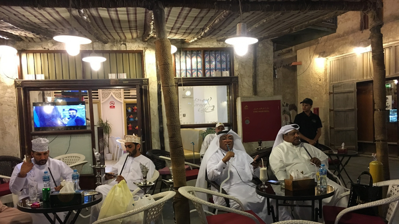Weiß gekleidete Männer rauchen Wasserpfeifen Weiß gekleidete Männer rauchen Wasserpfeifen