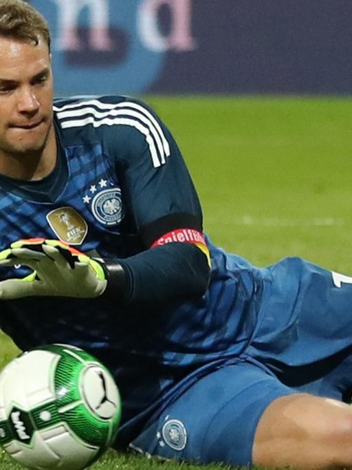 Fußball: Länderspiel Österreich - Deutschland im Wörthersee Stadion. Deutschlands Torwart Manuel Neuer fängt einen Ball.