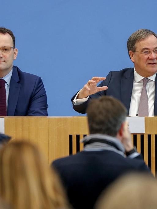 Jens Spahn und Armin Laschet bei einer gemeinsamen Pressekonferenz, auf der Laschet seine Kandidatur für den CDU-Vorsitz bekannt gibt.