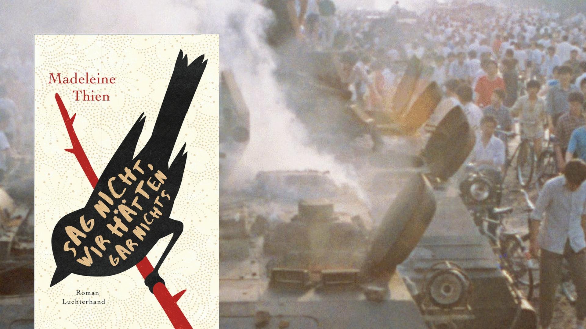 Cover von Madeleine Thiens Roman "Sag nicht, wir hätten gar nichts" vor dem Hintergrund einer Demonstration auf dem Pekinger Platz des himmlischen Friedens im Juni 1989 vor der Niederschlagung der Proteste