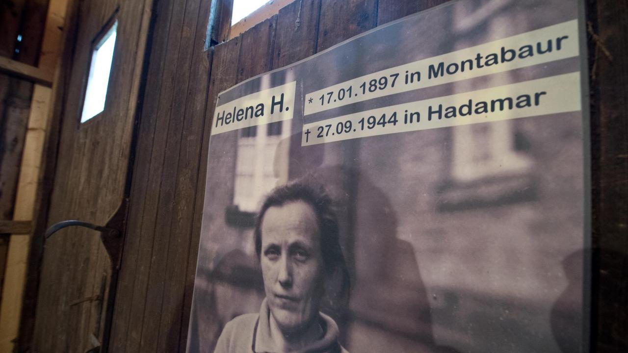 Ein Foto an der Holztür der Busgarage der Gedenkstätte Hadamar (Hessen) erinnert am 22.11.2013 an eine hier 1944 ermordete Patientin. 
