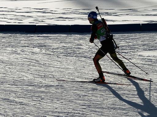 Silhouette eines Biathlon-Sportlers.