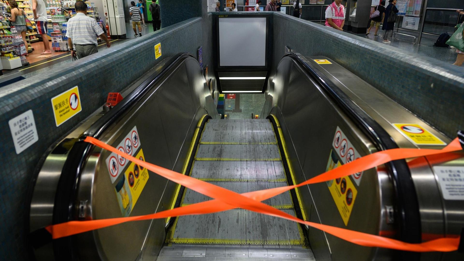 In Honkong haben die Behörden U-Bahn-Stationen geschlossen, um Demonstrationen zu erschweren.