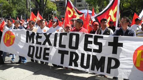 Demonstranten protestieren am 20.01.2017 vor der US-Botschaft in Mexiko-Stadt gegen den neuen US-Präsidenten Donald Trump. Auf dem Transparent ist zu lesen: Mexiko ist mehr als Trump.