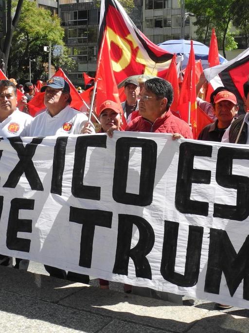 Demonstranten protestieren am 20.01.2017 vor der US-Botschaft in Mexiko-Stadt gegen den neuen US-Präsidenten Donald Trump. Auf dem Transparent ist zu lesen: Mexiko ist mehr als Trump.