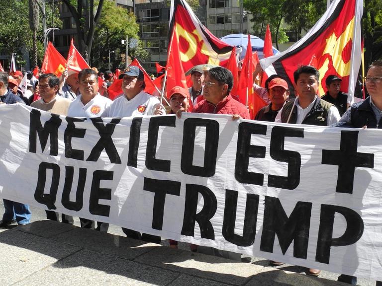 Demonstranten protestieren am 20.01.2017 vor der US-Botschaft in Mexiko-Stadt gegen den neuen US-Präsidenten Donald Trump. Auf dem Transparent ist zu lesen: Mexiko ist mehr als Trump.