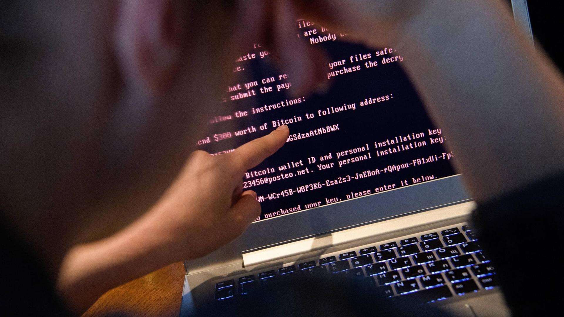 Ein russischer Nutzer vor einem vom erneuten Cyber-Angriff betroffenen Laptop.