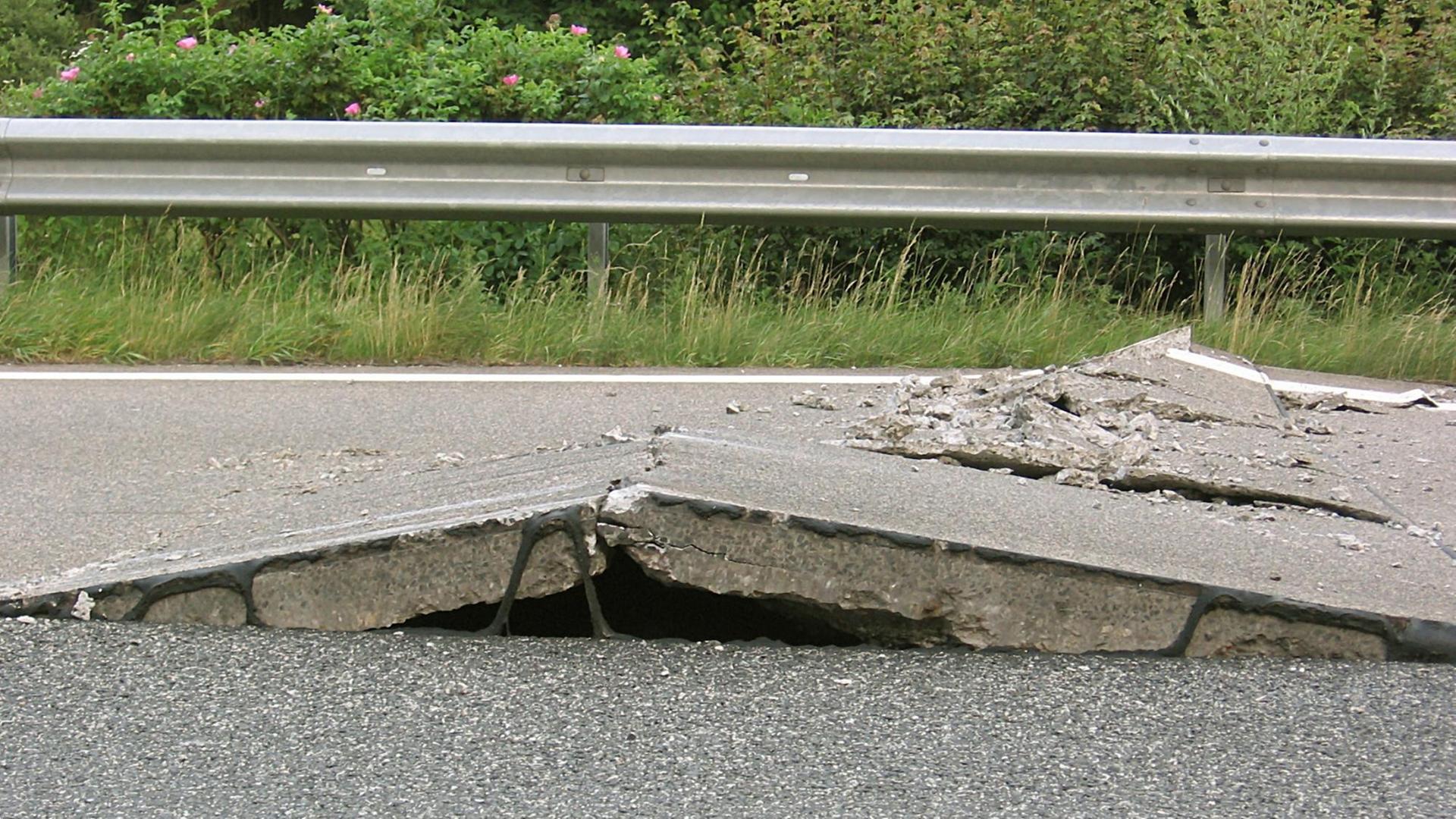 Eine Betonplatte auf der Autobahn wölbt sich auf der Überholspur.