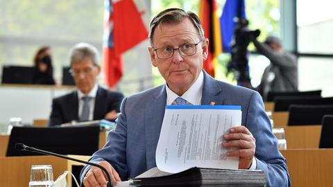 Bodo Ramelow (Die Linke), Ministerpräsident von Thüringen, sitzt im Plenarsaal des Thüringer Landtags.