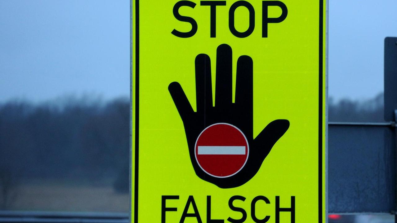 Ein Verkehrsschild mit der Aufschrift "Stop Falsch"