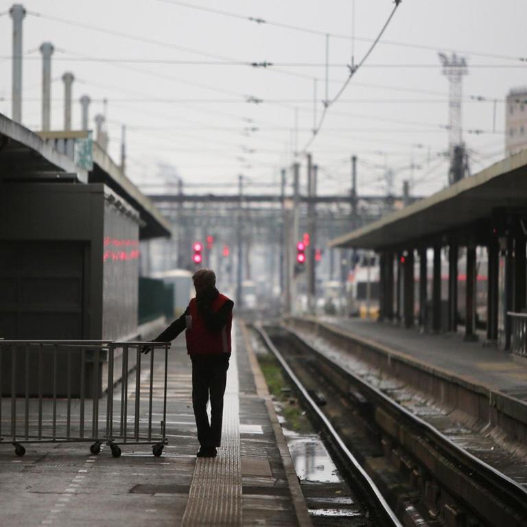 Ein Mann steht auf einem verlassenen Bahnsteig am Gare de Lyon in Paris.
