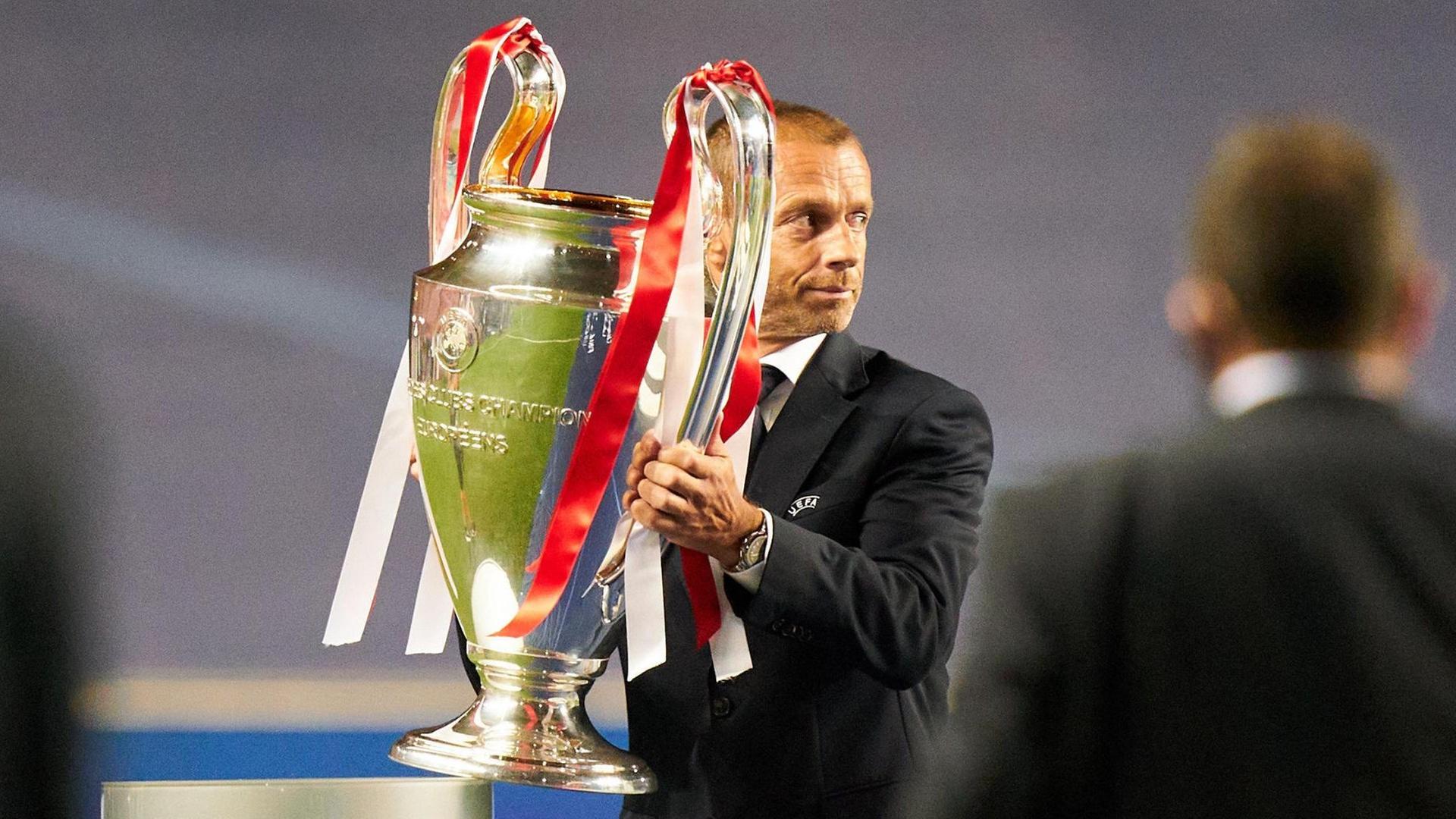 UEFA-Präsident Aleksander Ceferin mit dem Champions-League-Pokal. UEFA-Präsident Aleksander Ceferin mit dem Champions-League-Pokal.
