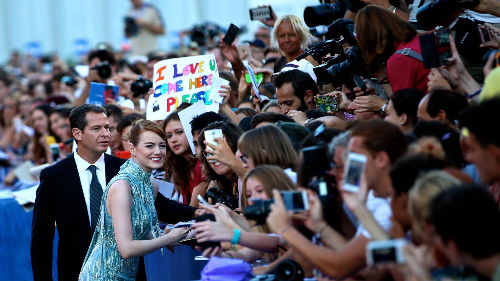 Die Schauspielerin Emma Stone wird auf dem roten Teppich von Fans umjubelt.
