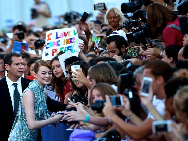 Die Schauspielerin Emma Stone wird auf dem roten Teppich von Fans umjubelt.