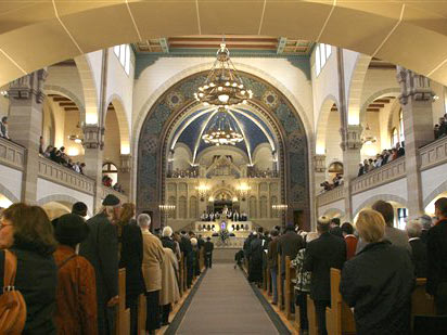 Wiedereröffnung der größten deutschen Synagoge in der Berliner Rykestraße.