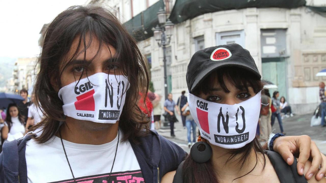 Zwei Jugendliche nehmen an einer Demonstration gegen die Mafia Organisation 'Ndrangheta in der Stadt Reggio Calabria, in Kalabrien, Süditalien teil. |