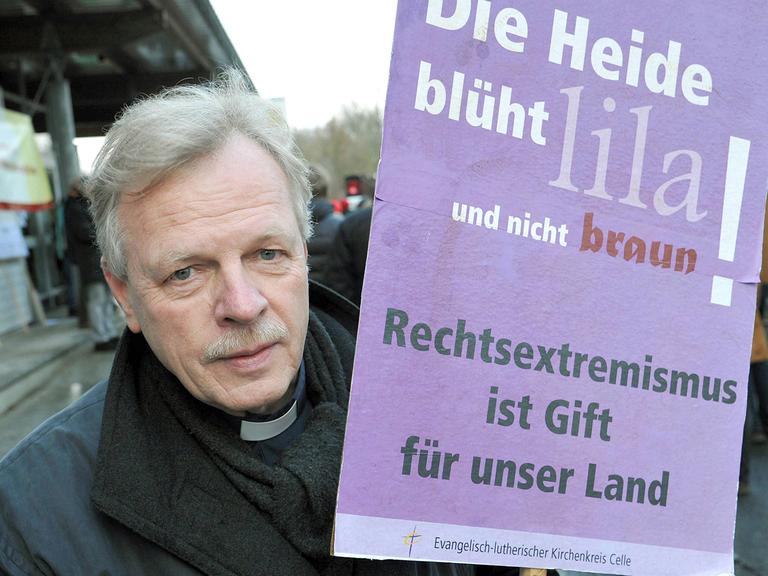 Ein breites Bürgerbündnis demonstriert 2011 in Eschede bei Celle gegen ein Treffen von Neonazis, darunter Pastor Wilfried Manneke aus Unterlüß, mit dem Plakat "Die Heide blüht lila und nicht braun - Rechtsextremismus ist Gift für unser Land".