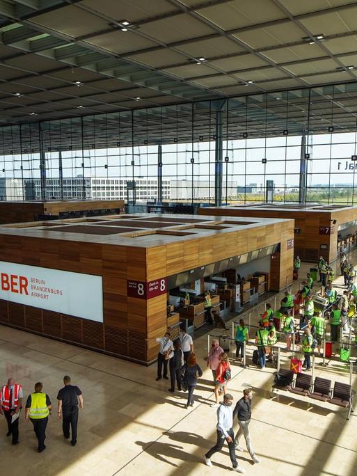 Der Flughafen BER im Testbetrieb mit Komparsen am 15.09.2020