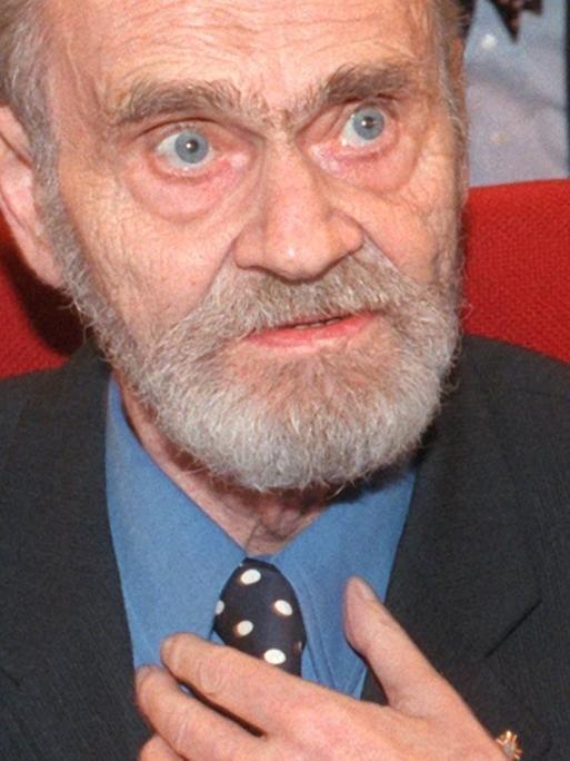 Der österreichische Lyriker H. C. Artmann im Anzug umd mit Vollbart während der Verleihung des Georg-Büchner-Preises 1997.