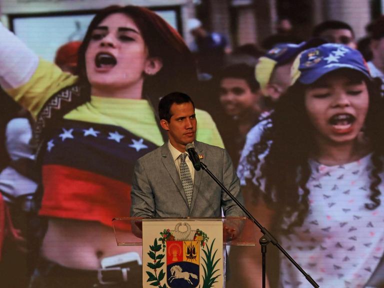 Studierende in Caracas jubeln Juan Guaidó zu. Der gewählte Parlamentspräsident ernannte sich zum Interimspräsidenten Venezuelas.
