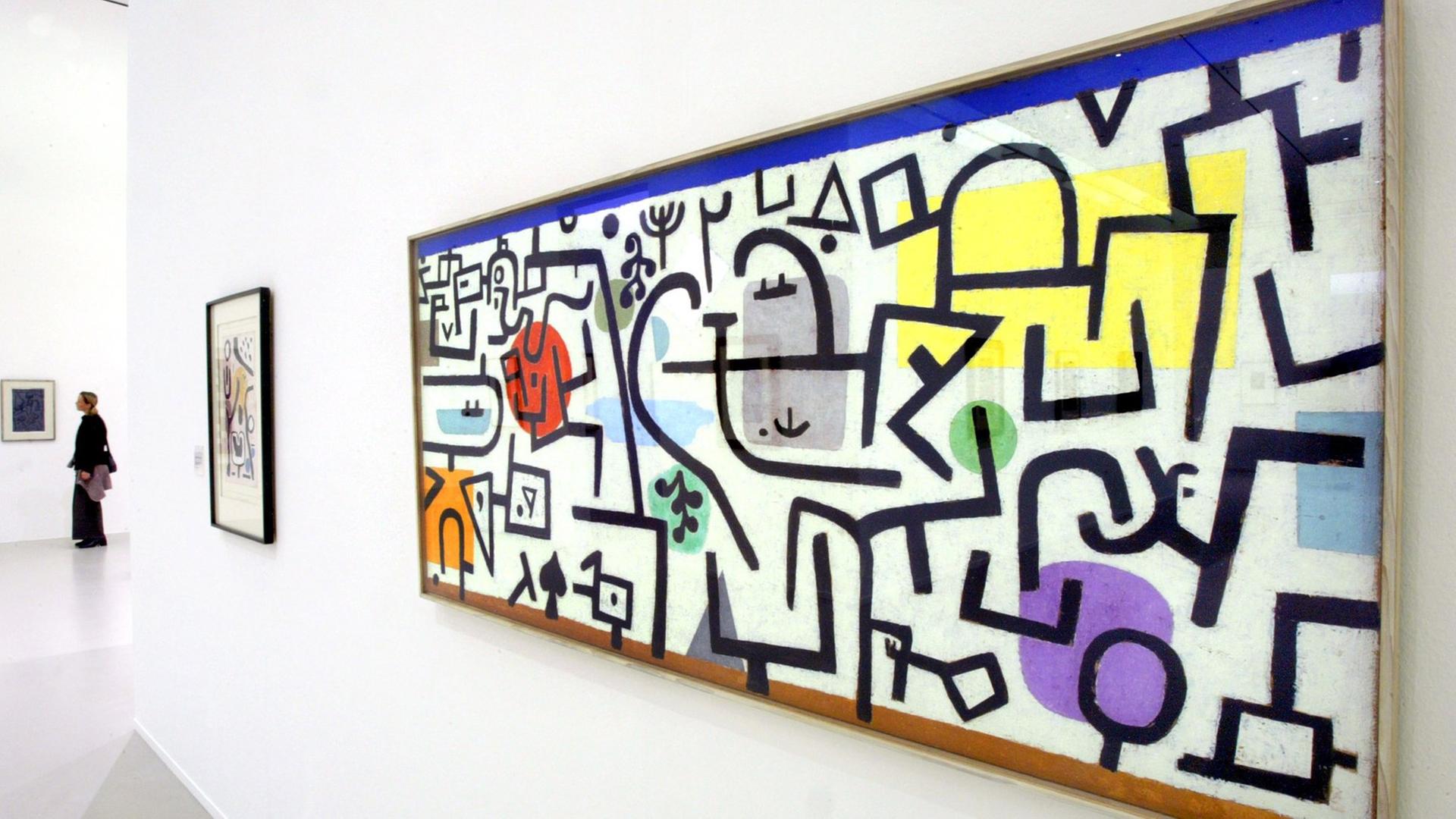 Werke des Malers Paul Klee stehen am 21.11.2003 im Sprengelmuseum Hannover.