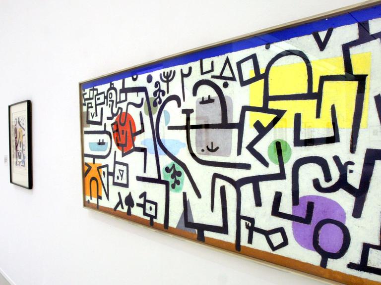 Werke des Malers Paul Klee stehen am 21.11.2003 im Sprengelmuseum Hannover.