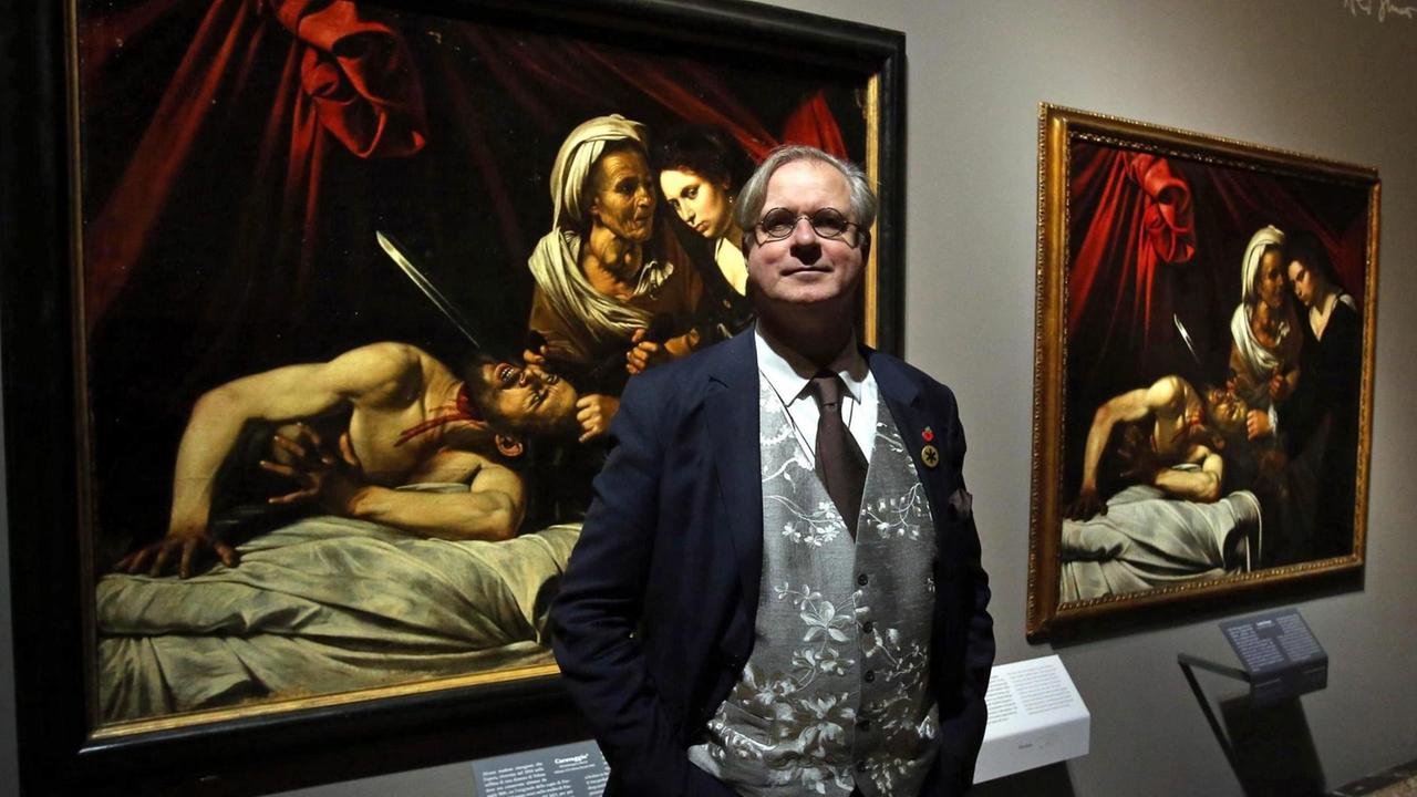 James Bradburne, Direktor der Pinakothek in Mailand, vor dem Caravaggio zugeschriebenen Werk "Judith enthauptet Holofernes". Rechts daneben eine Kopie, die dem flämischen Maler Louis Finson zugeschrieben wird.