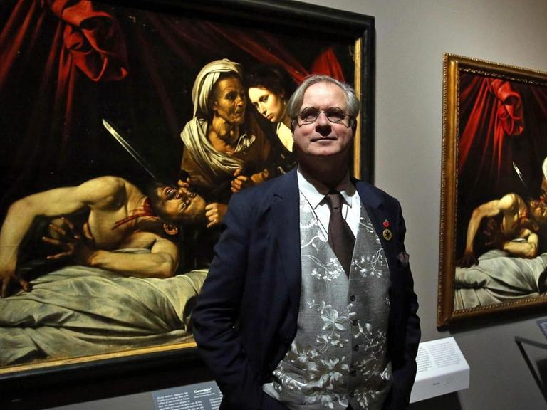 James Bradburne, Direktor der Pinakothek in Mailand, vor dem Caravaggio zugeschriebenen Werk "Judith enthauptet Holofernes". Rechts daneben eine Kopie, die dem flämischen Maler Louis Finson zugeschrieben wird.