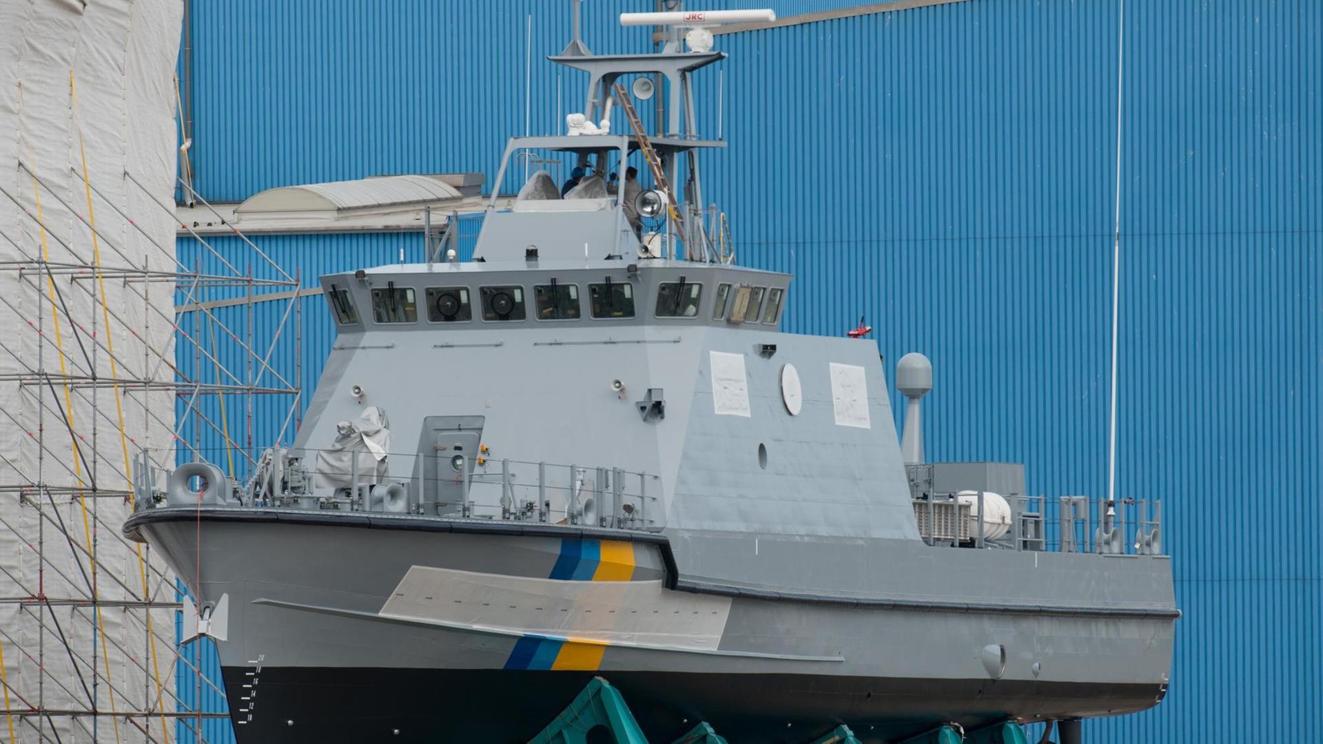 Ein Küstenschutzboot für Saudi-Arabien liegt auf der Peene-Werft der Lürssen-Gruppe in Wolgast