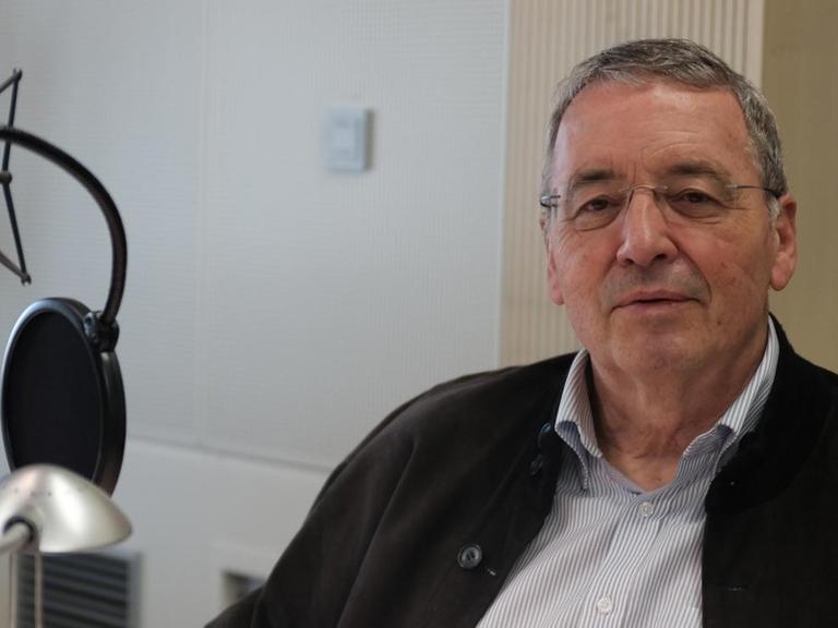 Der Germanist Karl-Heinz Göttert beim "Büchermarkt"-Gespräch im Deutschlandfunk
