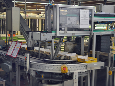 NUR FIRMENPORTRÄT: Transportbänder rattern durch die komplette Fabrik. NUR FIRMENPORTRÄT: Transportbänder rattern durch die komplette Fabrik.