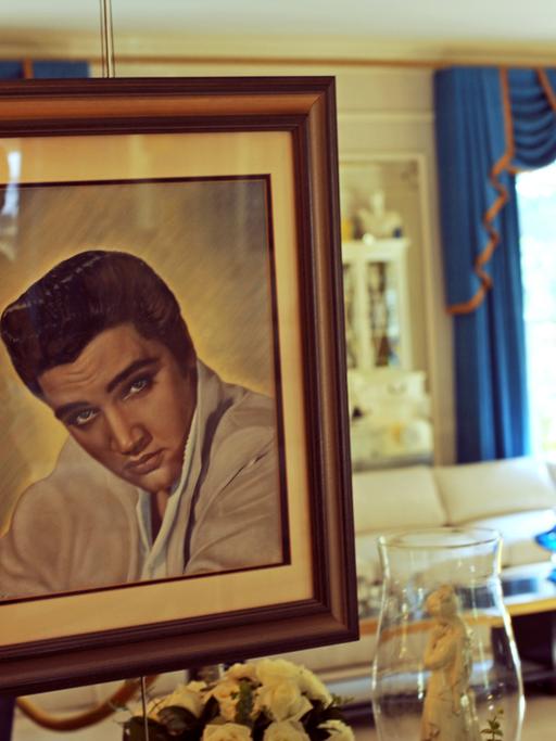 Ein Porträt von Elvis Presley in seinem ehemaligen Wohnhaus "Graceland" in Memphis, Tennessee.