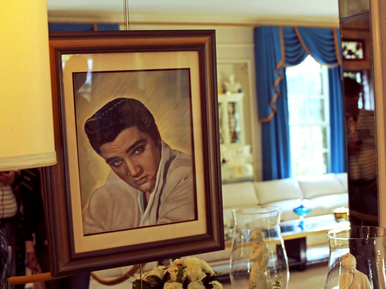 Ein Porträt von Elvis Presley in seinem ehemaligen Wohnhaus "Graceland" in Memphis, Tennessee.