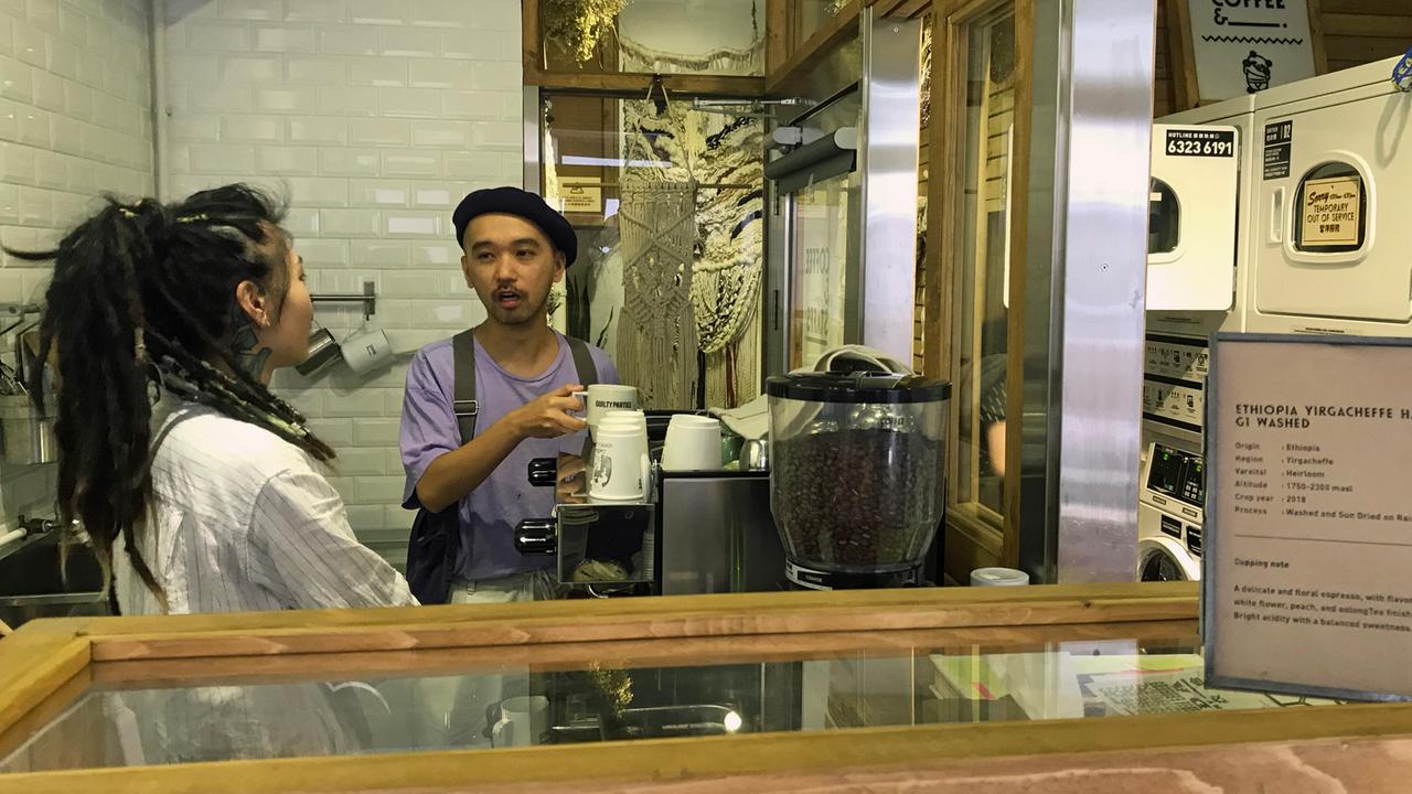 Katol (re.) und Harbie stehen hinter der Kaffeebar von Coffee and Laundry in Hongkong