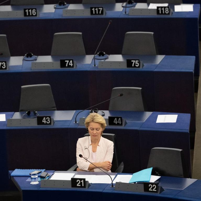 Ursula von der Leyen sitzt während der Debatte nach ihrer Bewerbungsrede vor den Abgeordneten des Europaparlaments allein an ihrem Platz