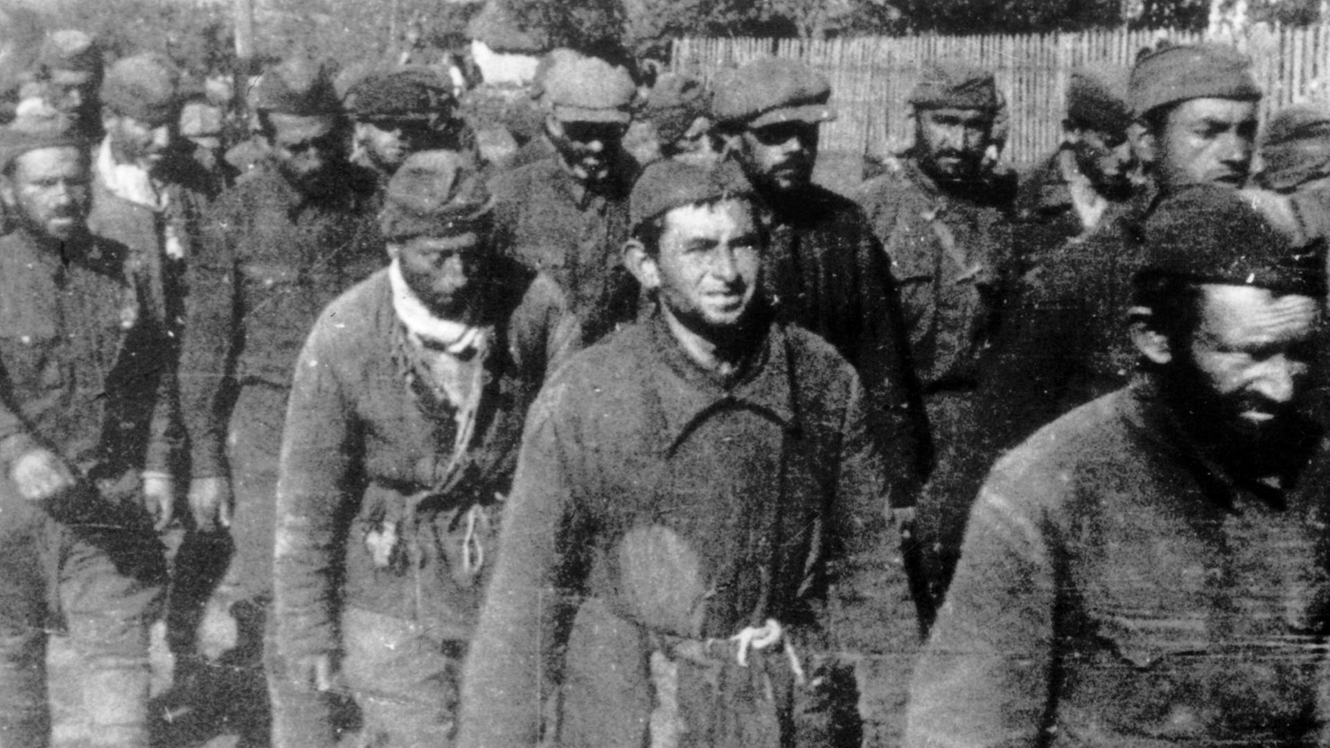 Foto aus dem Jahr 1941 zeigt russische Kriegsgefangene auf dem Weg zur Exekution im russischen Kriwoj Rog (vermutlich aufgenommen am 15.10.1941). Das Foto wird in der neuen Wehrmachtsausstellung über die Verbrechen der Wehrmacht zwischen 1941 und 1944 zu sehen sein.