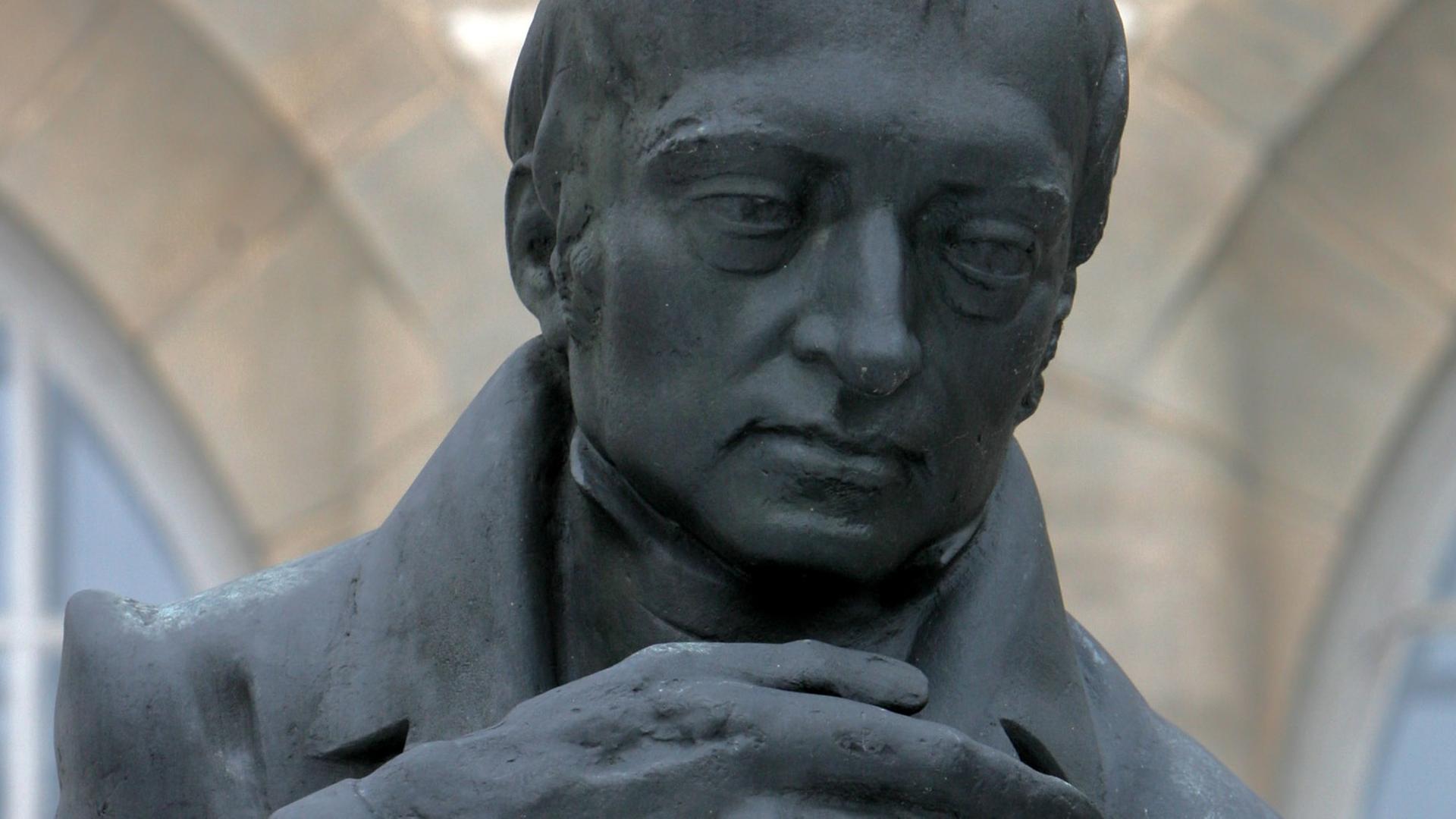 Eine Büste des Philosophen Georg Wilhelm Friedrich Hegel (1770-1831) steht vor dem Hauptgebäude der Friedrich Schiller-Universität Jena, aufgenommen am 15.03.2006.